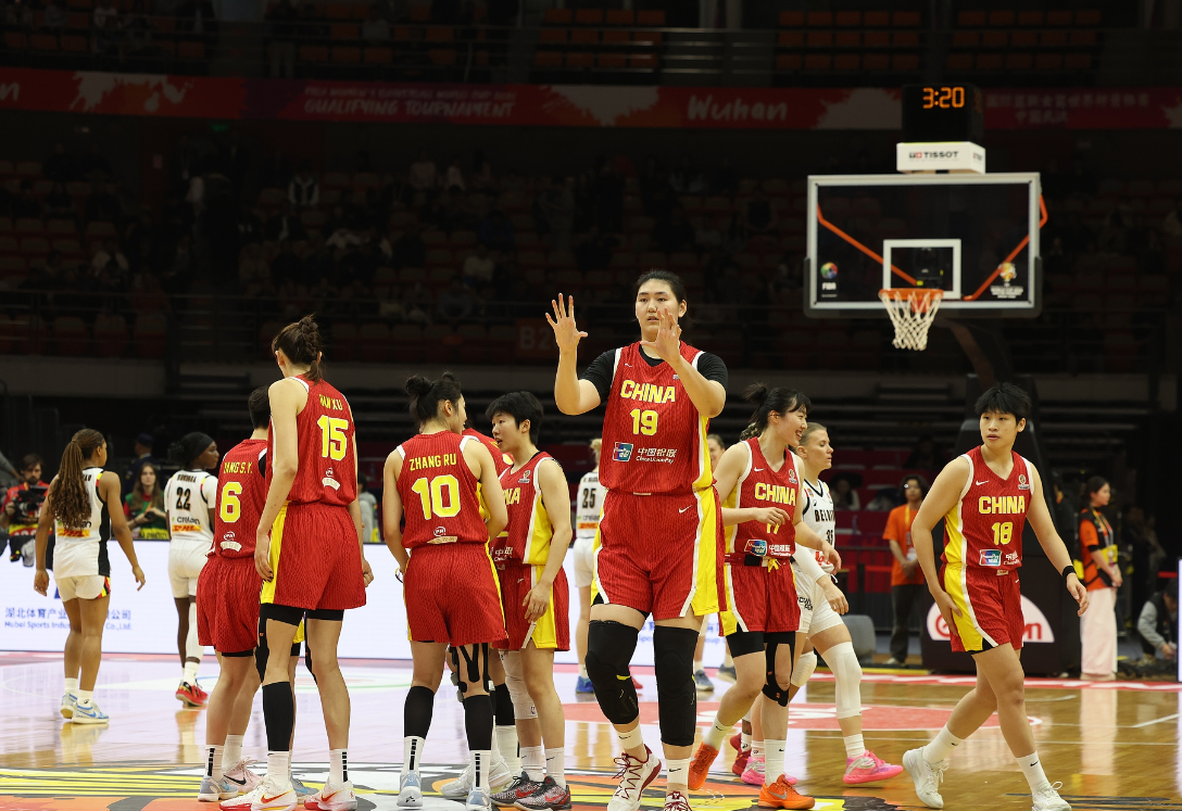 乐鱼体育-女篮惨败张子宇成唯一亮点！18分钟20+11统治内线 2.26米对抗超强