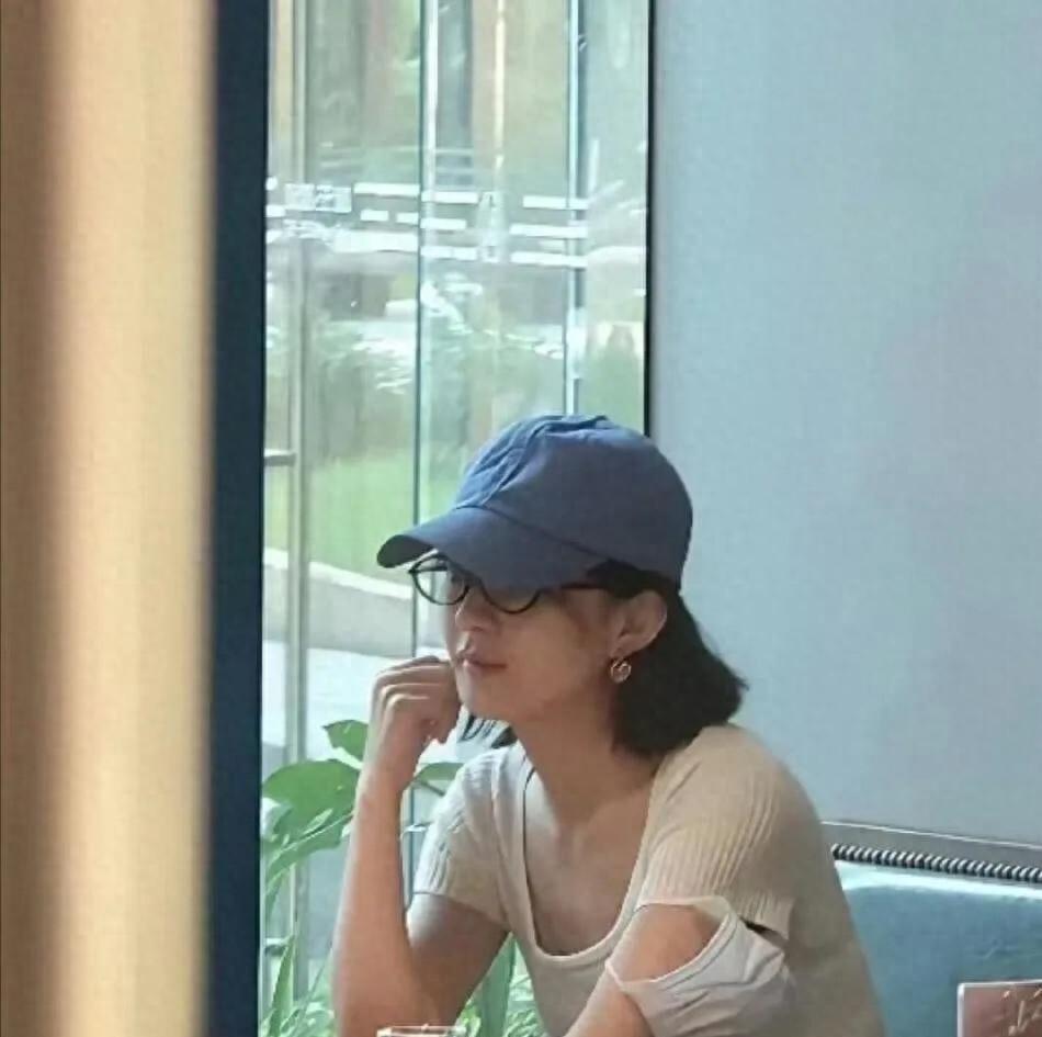 乐鱼体育app下载-赵丽颖在上海某高档餐厅被偶遇，瘦是真的瘦，素颜依然很美